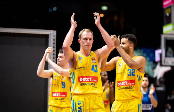 在两名高大 在两名高大