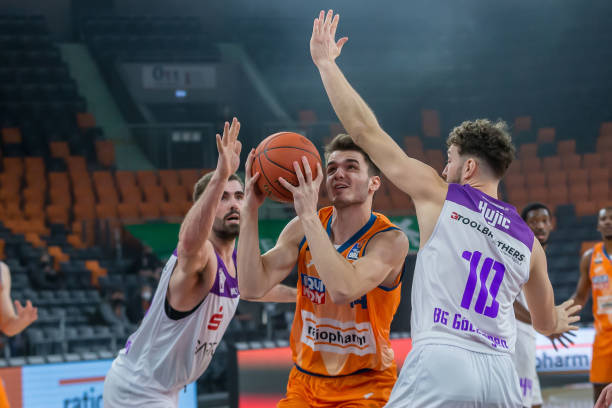 曾利用整蛊 曾利用整蛊